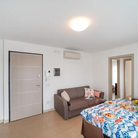 Elegant Monica Two Bedroom C6 Sleeps 6 Lignano Sabbiadoro