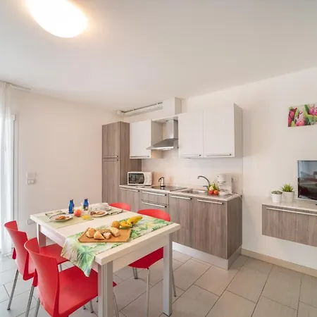 Elegant Monica Two Bedroom C6 Sleeps 6 Lignano Sabbiadoro