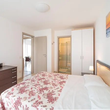 Elegant Monica Two Bedroom C6 Sleeps 6 Lignano Sabbiadoro